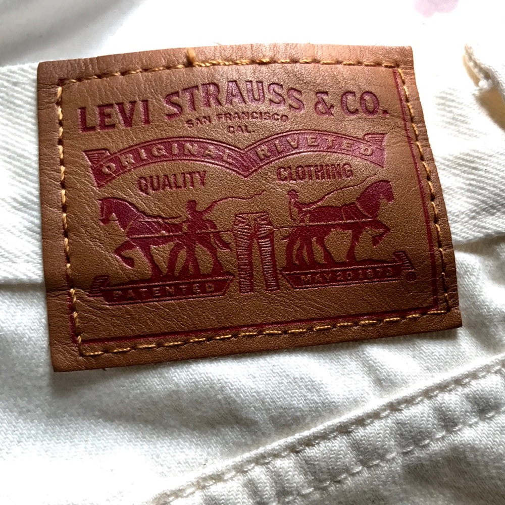 White levi shorts